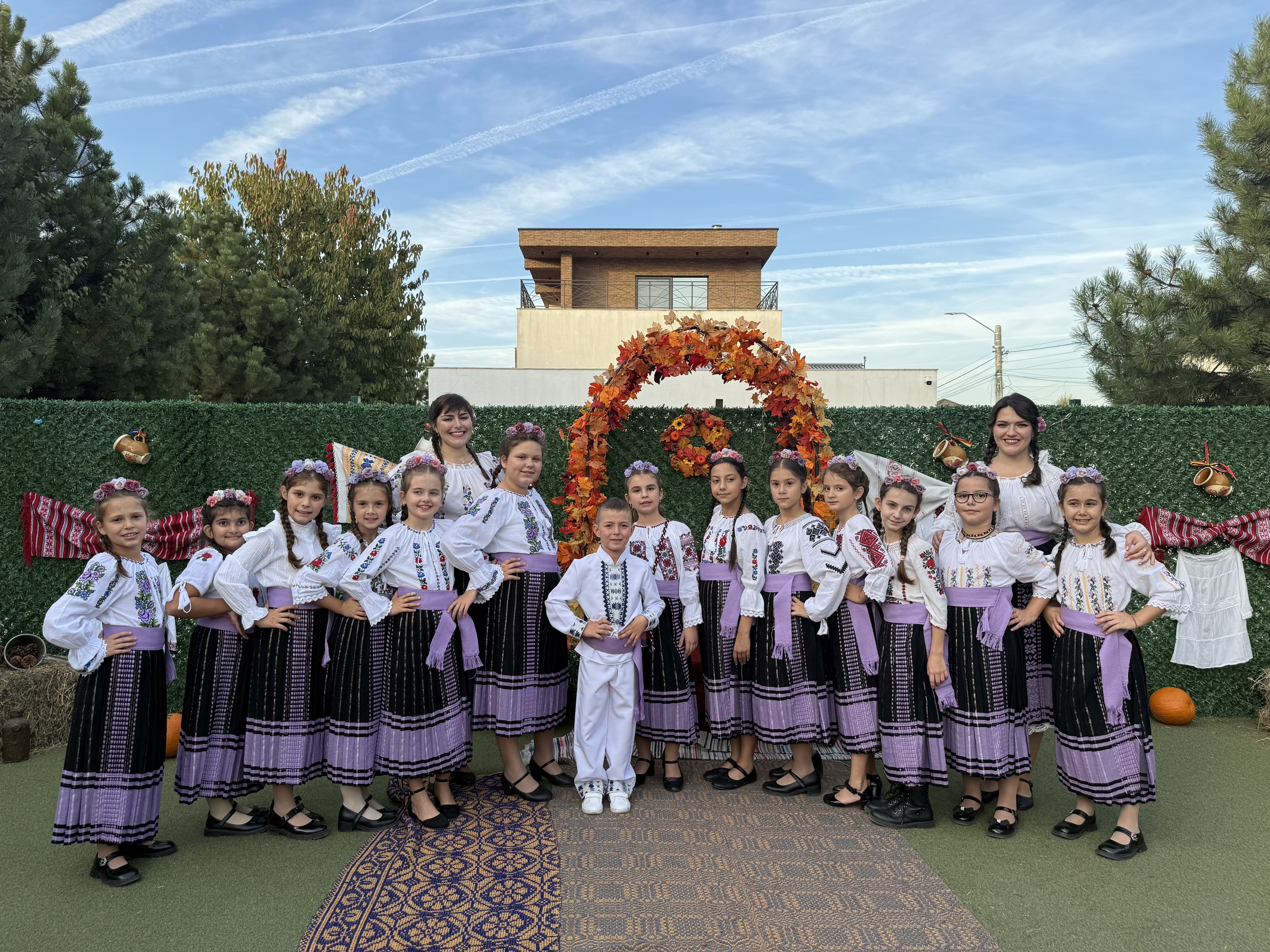 Tradiție, cântec și joc la Târgul de Toamnă al Grădiniței Gentle Education-Tunari