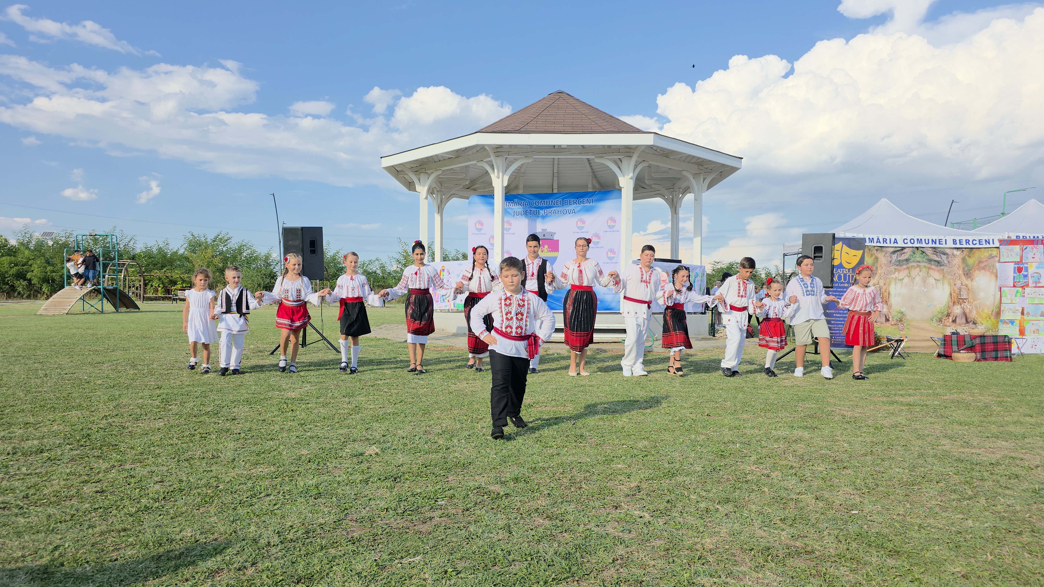 Dansuri populare la serbarea de final a Școlii de Vară Second Chance din Berceni